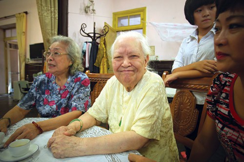 Cụ Hoàng Thị Minh Hồ quây quần bên người thân. Ảnh: báo Gia đình và xã hội