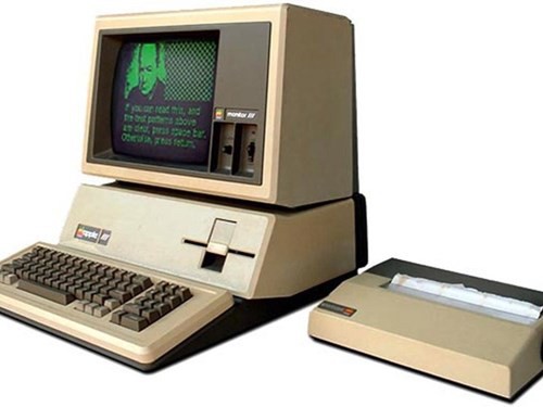 Gia đình bà đã sử dụng máy tính Apple III để quản lý việc cho thuê. Tại thời điểm đó, Melinda đã rất quan tâm đến chiếc máy tính nhưng sau đó đã phản đối thương hiệu này khi bà trở thành nhân viên của Microsoft.