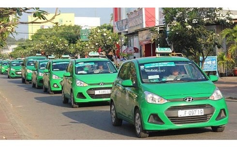 Taxi truyền thống cho rằng đang bị đối xử bất bình đẳng với taxi công nghệ là Uber và Grab.