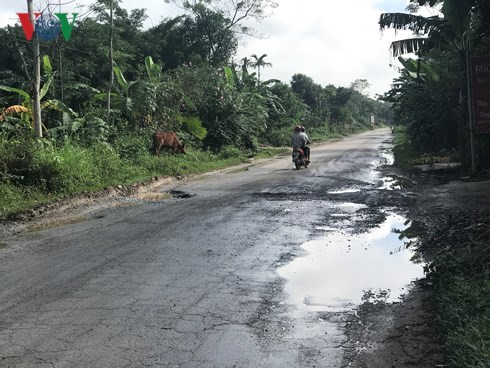 Người tham gia giao thông lái xe như làm xiếc trên những đoạn đường hư hỏng không được sửa chữa trên QL8.