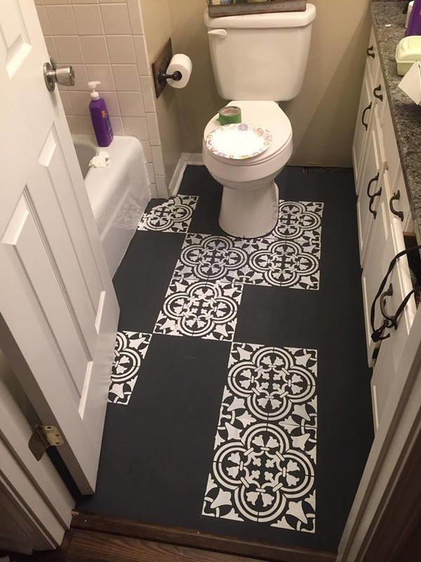 Bà mẹ mua sơn đen về phủ kín sàn nhà vệ sinh, ai cũng thấy khó hiểu nhưng nhìn thấy thành quả thì thán phục - Ảnh 3.