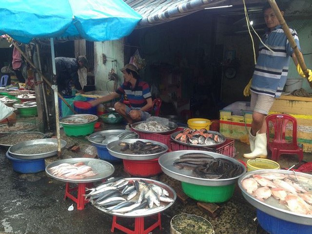 Rau quả ở chợ truyền thống TPHCM ế ẩm trước bão - Ảnh 3.