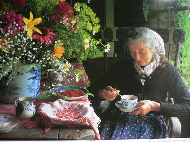 Không gian sống của bà luôn ngập hoa tươi được hái từ chính khu vườn bà chăm sóc.