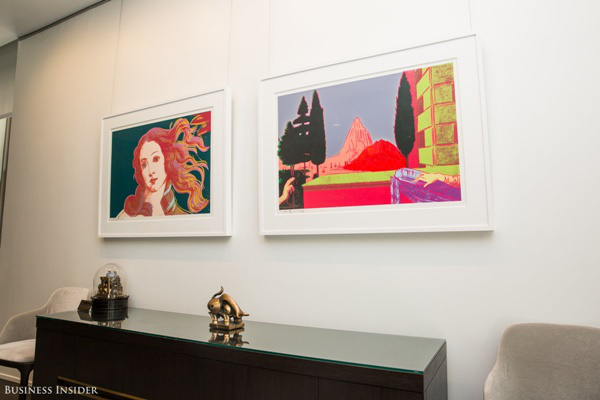 Những bức tranh của Andy Warhol cũng được treo trên tường căn phòng này.