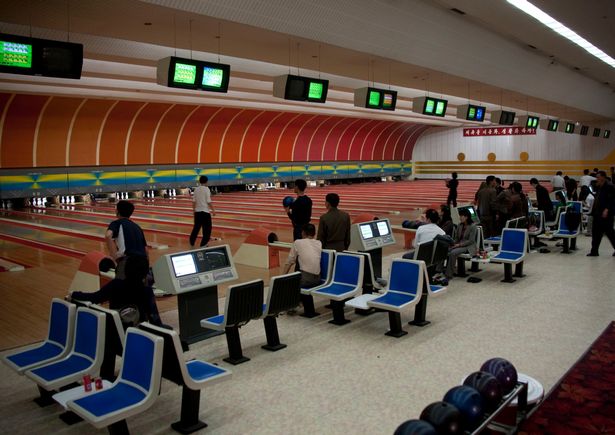 
Chơi bowling là một hoạt động được ưa thích vào ngày nghỉ ở Bình Nhưỡng.
