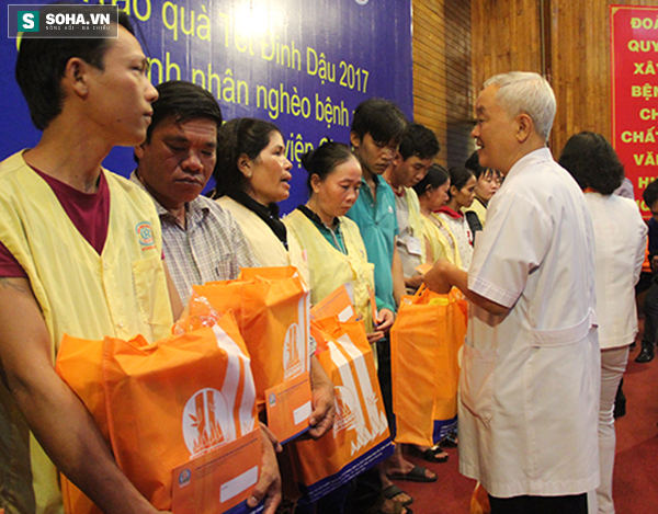 PGS TS Nguyễn Văn Khôi vừa tặng quà vừa thăm hỏi người nhà bệnh nhân, ông luôn tâm niệm Làm những gì có lợi nhất cho người nghèo.