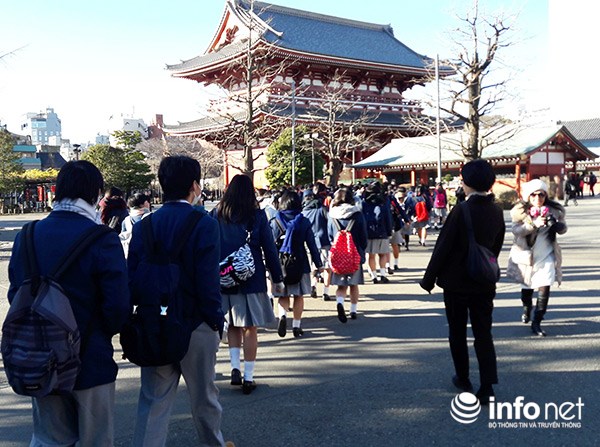 vào tham quan ngôi đền Asakusa Kannon cổ xưa nhất Tokyo (Ảnh: HC)