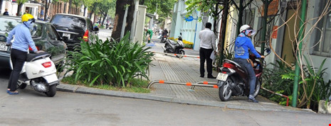 Một số người đã bối rối khi gặp các barie. Ảnh: MP