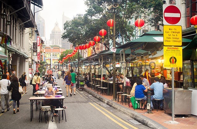 
Con phố ẩm thực tại Singapore. Ảnh: Alamy/Zing.vn
