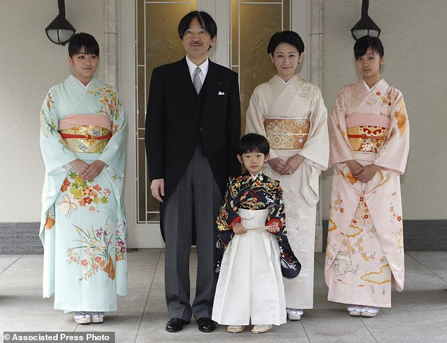 Công chúa Mako chụp ảnh cùng cha mẹ và 2 em.