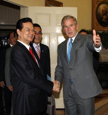 Tổng thống Mỹ Bush chào đón Thủ tướng Nguyễn Tấn Dũng tại Nhà Trắng trước khi hai nhà lãnh đạo bước vào cuộc hội đàm chính thức. Ảnh: TTXVN