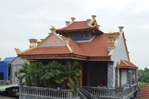 
Ngôi nhà của ông Ca được dựng theo kiến trúc cung đình Huế.
