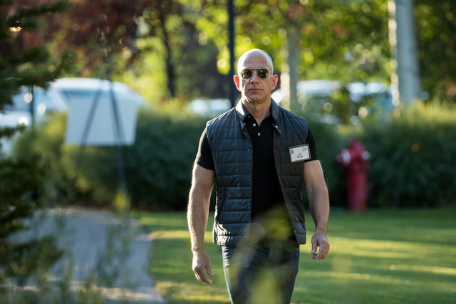  Ngày ấy - bây giờ của 8 tỷ phú công nghệ nổi tiếng nhất Silicon Valley: Từ dép lê, quần bò xắn gấu đến suit lịch lãm - Ảnh 4.