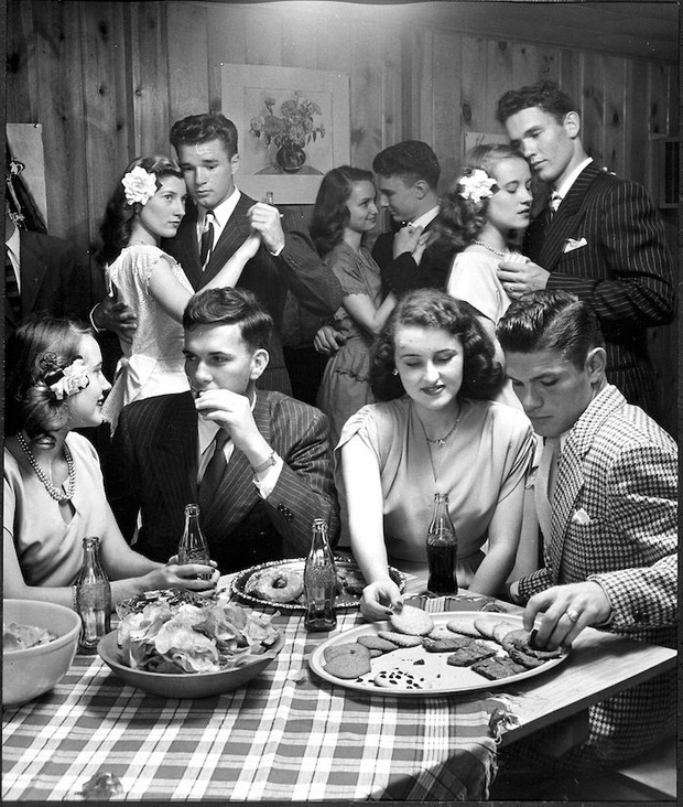 Những chai Coca-Cola bên bàn tiệc, bạn có thấy quen không?