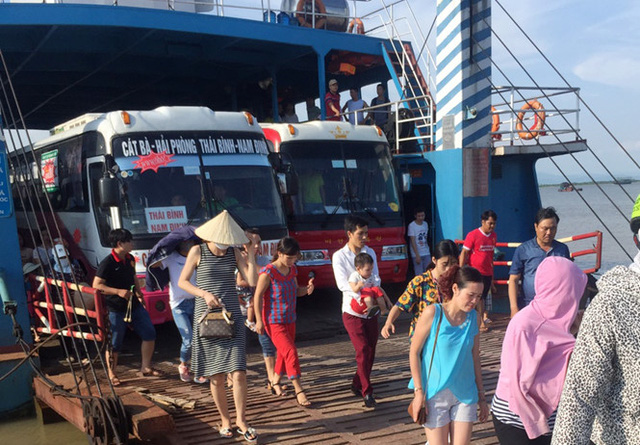 Bến phà Đình Vũ hối hả trong ngày vận hành cuối cộng - Ảnh 4. Bến phà Đình Vũ hối hả trong ngày vận hành cuối cộng - Ảnh 4.