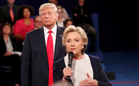 
Tác động nào sẽ xảy ra khi đưa bức hình của bà Clinton cho Tổng thống Donald Trump?
