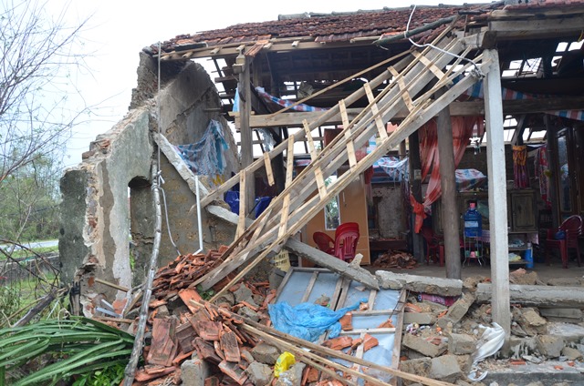 Căn nhà cấp 4 của vợ chồng ông Đinh đổ sập sau bão