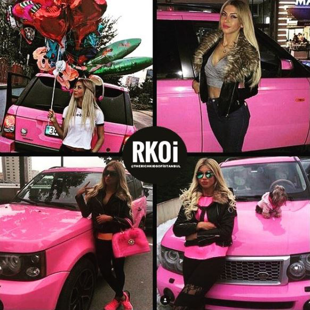 Chiếc xe màu hồng vô cùng hợp với phong cách của cô nàng này.