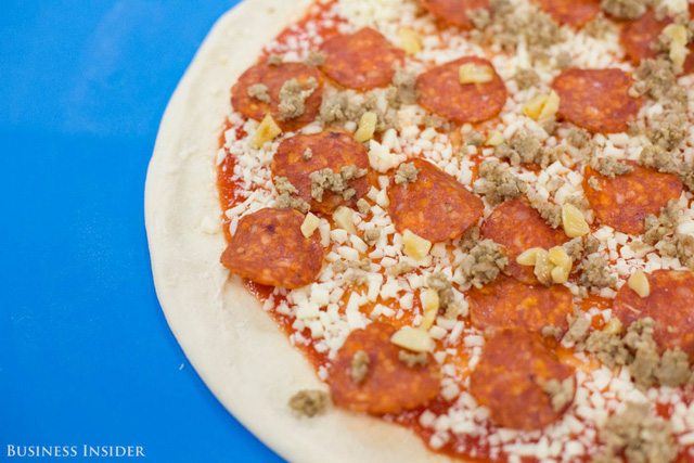 Được làm bởi robot, những chiếc pizza này sẽ là đối thủ đáng gờm của Dominos và Pizza Hut? - Ảnh 4. Được làm bởi robot, những chiếc pizza này sẽ là đối thủ đáng gờm của Dominos và Pizza Hut? - Ảnh 4.