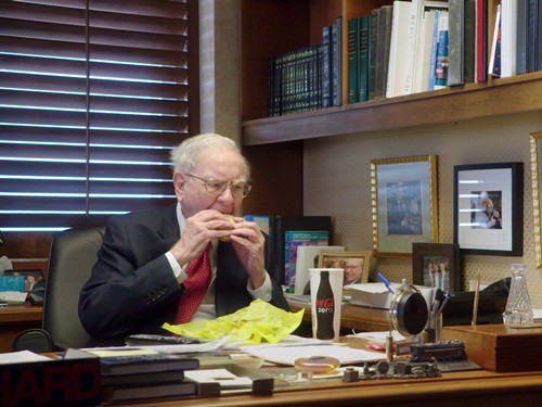 “Tôi thực sự rất hạnh phúc. Và bạn biết không, dẫu có 100.000 USD một năm thì tôi vẫn hạnh phúc như bây giờ mà thôi”, Buffett trả lời phỏng vấn trên PBS Newshour.
