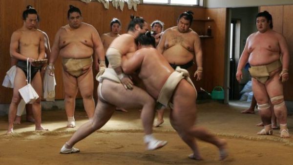 Thế giới u ám của võ sĩ sumo tại Nhật: Không lương, không điện thoại, không bạn gái - Ảnh 4. Thế giới u ám của võ sĩ sumo tại Nhật: Không lương, không điện thoại, không bạn gái - Ảnh 4.