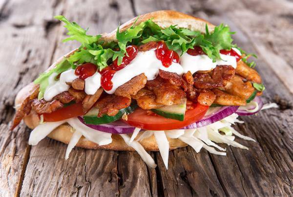 Doner kebab là món ăn nhanh rất phổ biến tại các nước châu Âu.