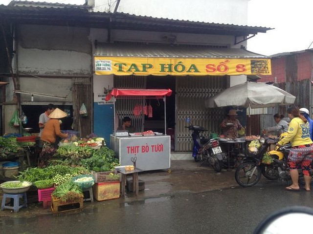 Rau quả ở chợ truyền thống TPHCM ế ẩm trước bão - Ảnh 4.