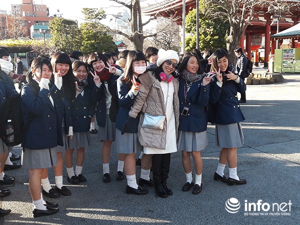 Các em học sinh Nhật Bản tỏ ra rất hào hứng khi được đến tham quan, học hỏi tại ngôi đền này