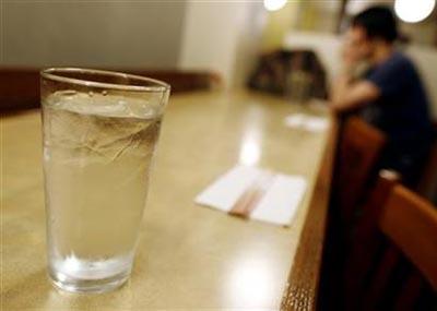 Uống ít nước là một trong những nguyên nhân khiến gan suy yếu, gây cản trở quá trình đào thải độc tố của cơ thể. (Ảnh minh họa).