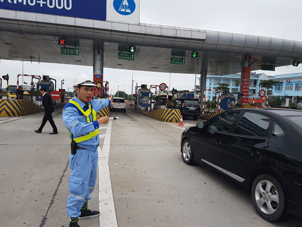 
Công nhân phân luồng cho xe đi đúng làn đường, tránh xảy ra tình trạng ùn tắc giao thông ngày Tết
