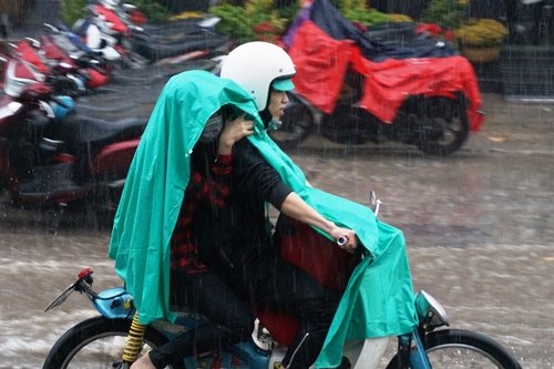 Cơn mưa nặng hạt khiến việc di chuyển của người dân gặp khó khăn