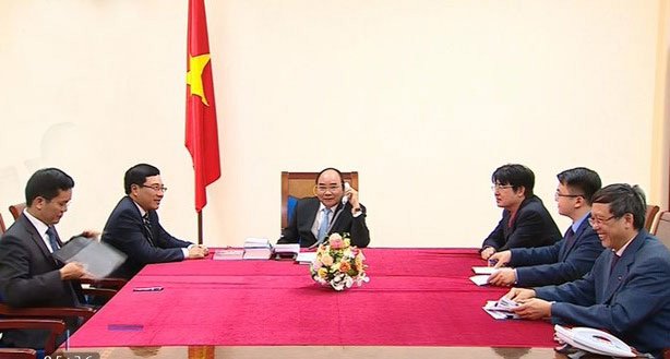 Thủ tướng Nguyễn Xuân Phúc điện đàm với Tổng thống Mỹ Donald Trump. Ảnh: VTV
