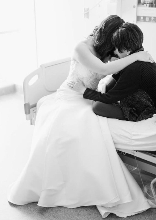 Mẹ bệnh liệt giường, con gái nuốt nước mắt mang cả tiệm áo cưới đến bệnh viện để hoàn thành một tâm nguyện - Ảnh 5.