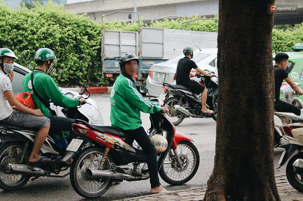 Bát nháo cảnh hàng chục tài xế xe ôm mặc áo giả GrabBike bắt khách ngay bến xe Mỹ Đình - Ảnh 5.