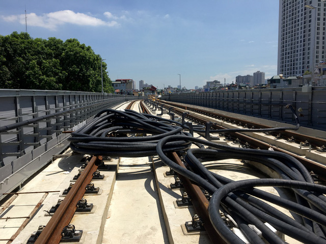 Cảnh ngổn ngang, dang dở trên công trình đường sắt trên cao Cát Linh - Hà Đông - Ảnh 5.