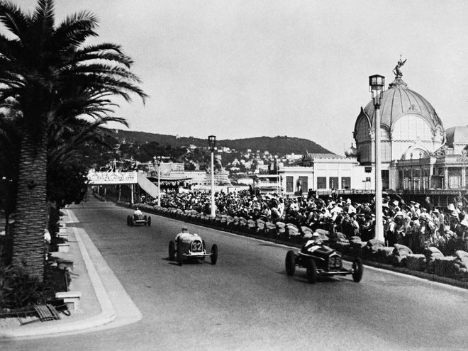 Đội đua này hầu hết sử dụng những chiếc xe của Alfa Romeo. Đến năm 1933, Scuderia Ferrari trở thành một bộ phận đua của Alfa.