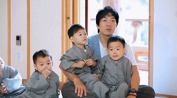 Song Il Gook luôn ôm hôn các con để hai cậu bé yên tâm rằng các con bị phạt không phải vì bị bố ghét bỏ mà bởi đó là tình yêu của bố.
