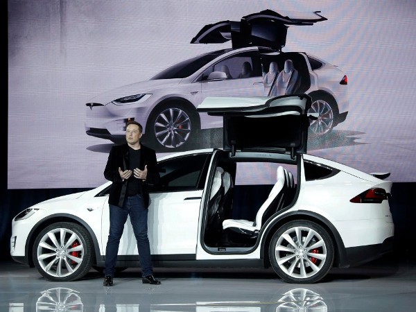 Elon Musk và Model X (Ảnh: Business Insider)