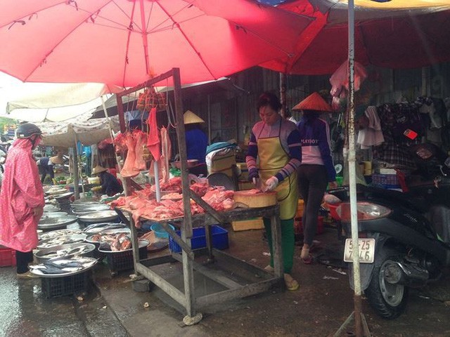 Rau quả ở chợ truyền thống TPHCM ế ẩm trước bão - Ảnh 5.