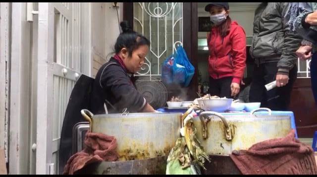 Chủ quán bún ngan Nhàn nổi tiếng Hà Nội bị tố mắng chửi cụ bà vì yêu cầu ăn tô 30 nghìn: Bà nói ít thôi, cháu không cần bán cho bà - Ảnh 5.