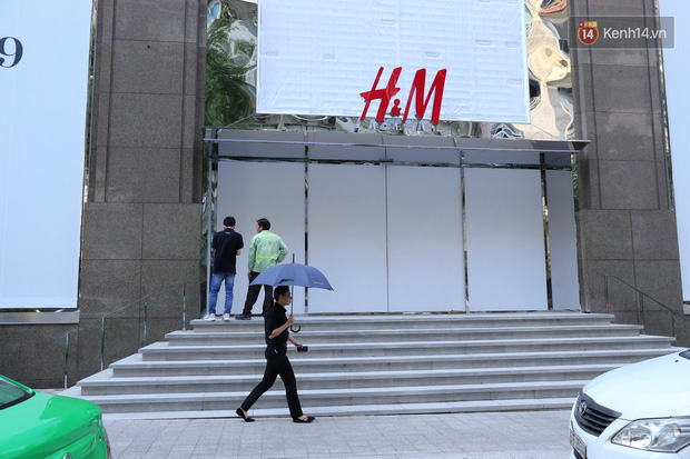 H&M Việt Nam treo biển thông báo 9/9 sẽ chính thức khai trương tại Sài Gòn - Ảnh 6.