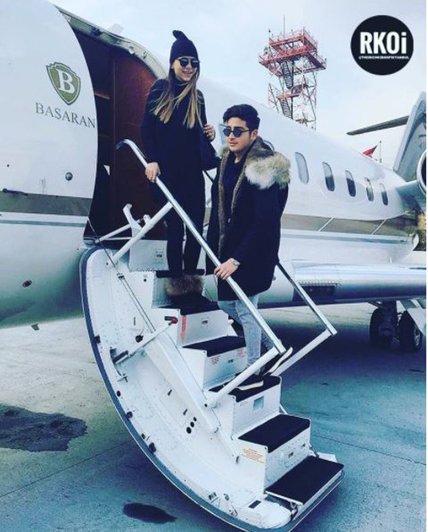 Cặp đôi giàu có lên máy bay chuẩn bị cho chuyến du lịch của mình.