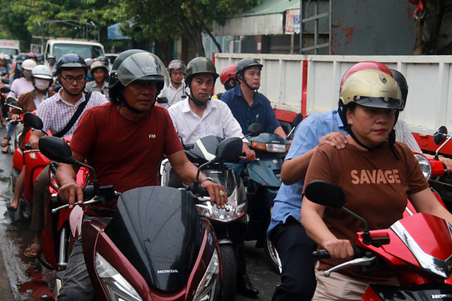  Chùm ảnh: Công trình hầm chui chậm tiến độ, người dân Đà Nẵng mệt mỏi trước cảnh hàng ngàn phương tiện ùn ứ kéo dài  - Ảnh 6.
