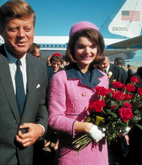 Vợ chồng Tổng thống Kennedy tại Love Field- Texas ngày 22/11/1963. Sau đó ít giờ, cố Tổng thống John F. Kennedy đã bị ám sát.