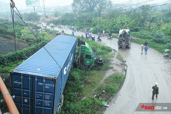 Vào thời điểm xảy ra tai nạn, 2 xe tải đi cùng chiều cùng đâm vào dải phân cách ngay dưới chân cầu Thanh Trì.