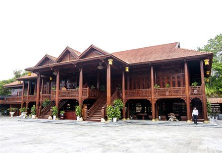 
Ngôi nhà được xây dựng từ hơn 500m3 gỗ lim nguyên khối.
