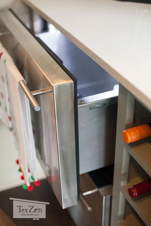 Vì diện tích hạn chế nên góc bếp nhỏ được trang bị hệ thống tủ nhiều ngăn tận dụng tối đa diện tích trữ đồ.