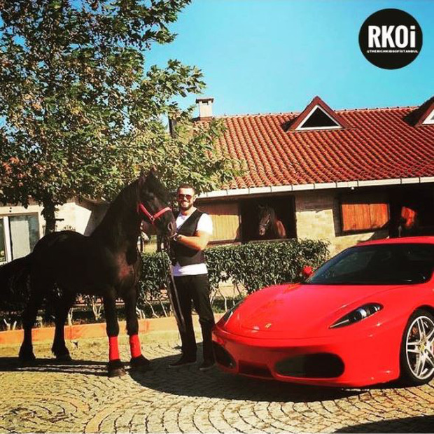 Một chiếc Bmw siêu sang dựng ngoài sân biệt thự một thiếu gia Istanbul, bên cạnh là chuồng ngựa có giá trị hàng chục nghìn USD.