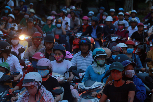  Chùm ảnh: Công trình hầm chui chậm tiến độ, người dân Đà Nẵng mệt mỏi trước cảnh hàng ngàn phương tiện ùn ứ kéo dài  - Ảnh 7.