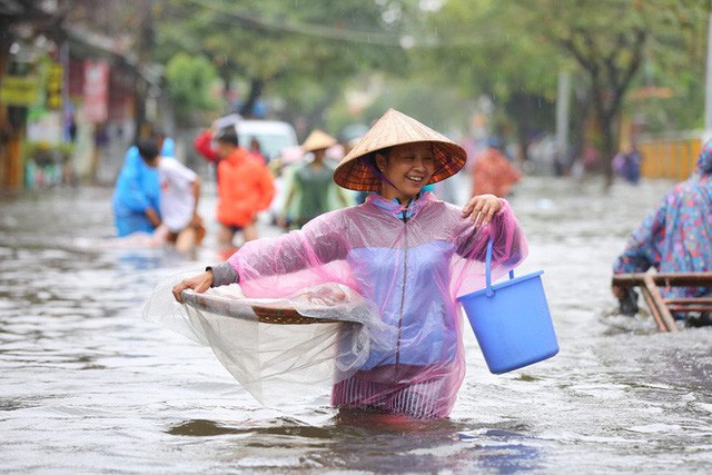  Du khách nước ngoài thích thú lội nước, chụp hình trong lũ ở Hội An  - Ảnh 7.